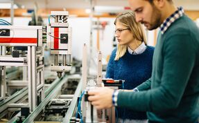 Industriemechaniker arbeiten an einer Maschine