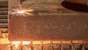 Der CNC-gesteuerte Brennschneidautomat schneidet durch autogenes Brennschneiden auch sehr große Stahlstärken