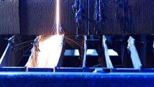 Beim autogenen Brennschneiden wird mithilfe eines Sauerstoffstrahls der Schmelzpunkt von Metallen erreicht und diese somit geschnitten.