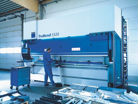 Mechaniker arbeitet an der innovativen Biegemaschine TruBend 5320 von TRUMPF.