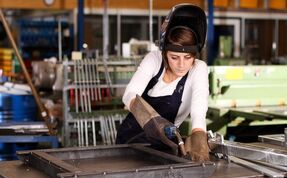 Konstruktionsmechanikerin arbeitet an einem Gerät