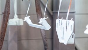 Abgebildet sind bereits beschichtete Werkstoffe, deren dünne Oberflächenbeschichtung das Metall vor Korrosion schützt.
