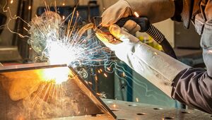 Mitarbeiter bearbeitet Metalle durch "Verbindungsschweißen".
